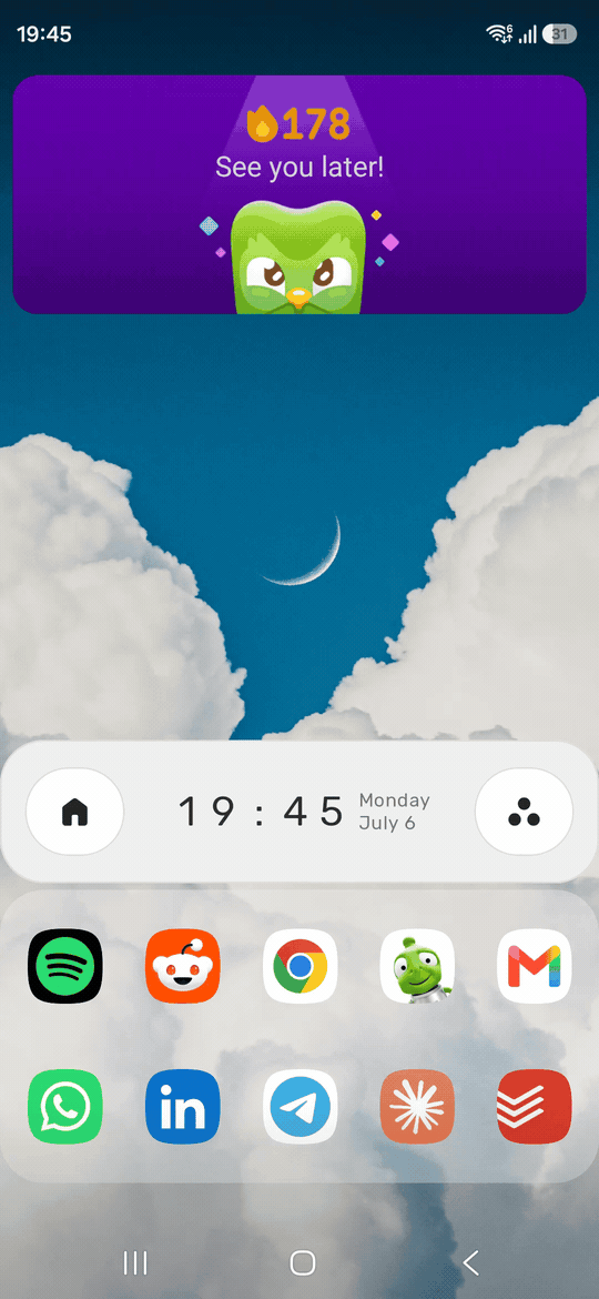 Yasan Launcher pinning a widget to the current space.